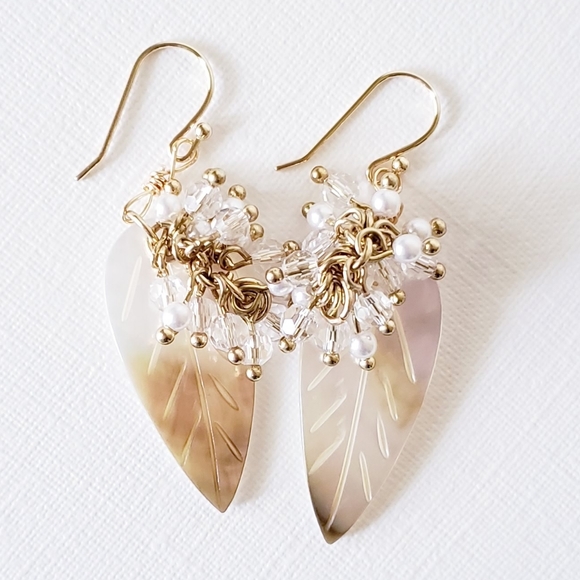 Shell pearl gold plated hook earring - Picture 1 of 4